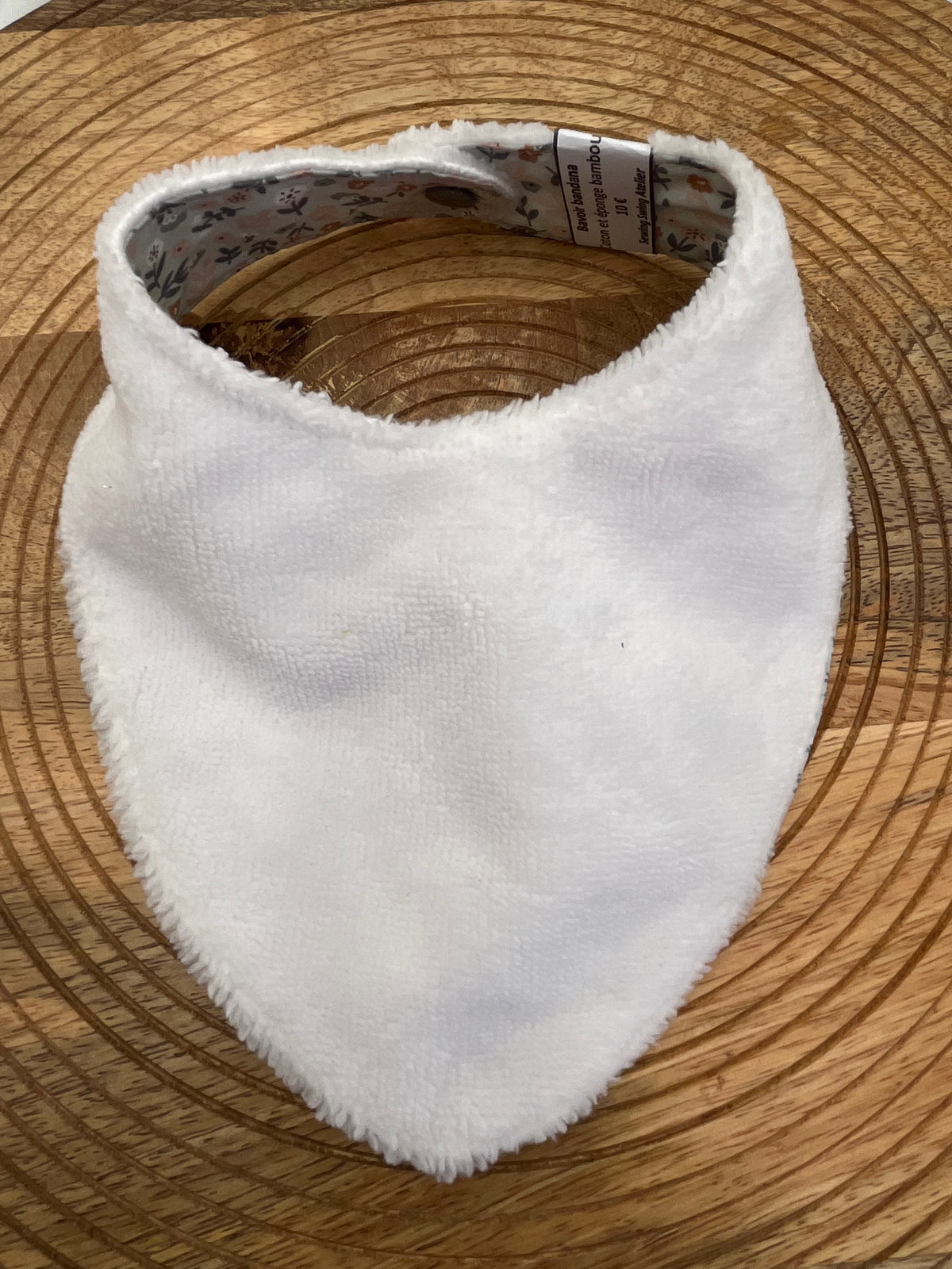 Bavoir Bandana - Fleurs Fond Gris Blanc