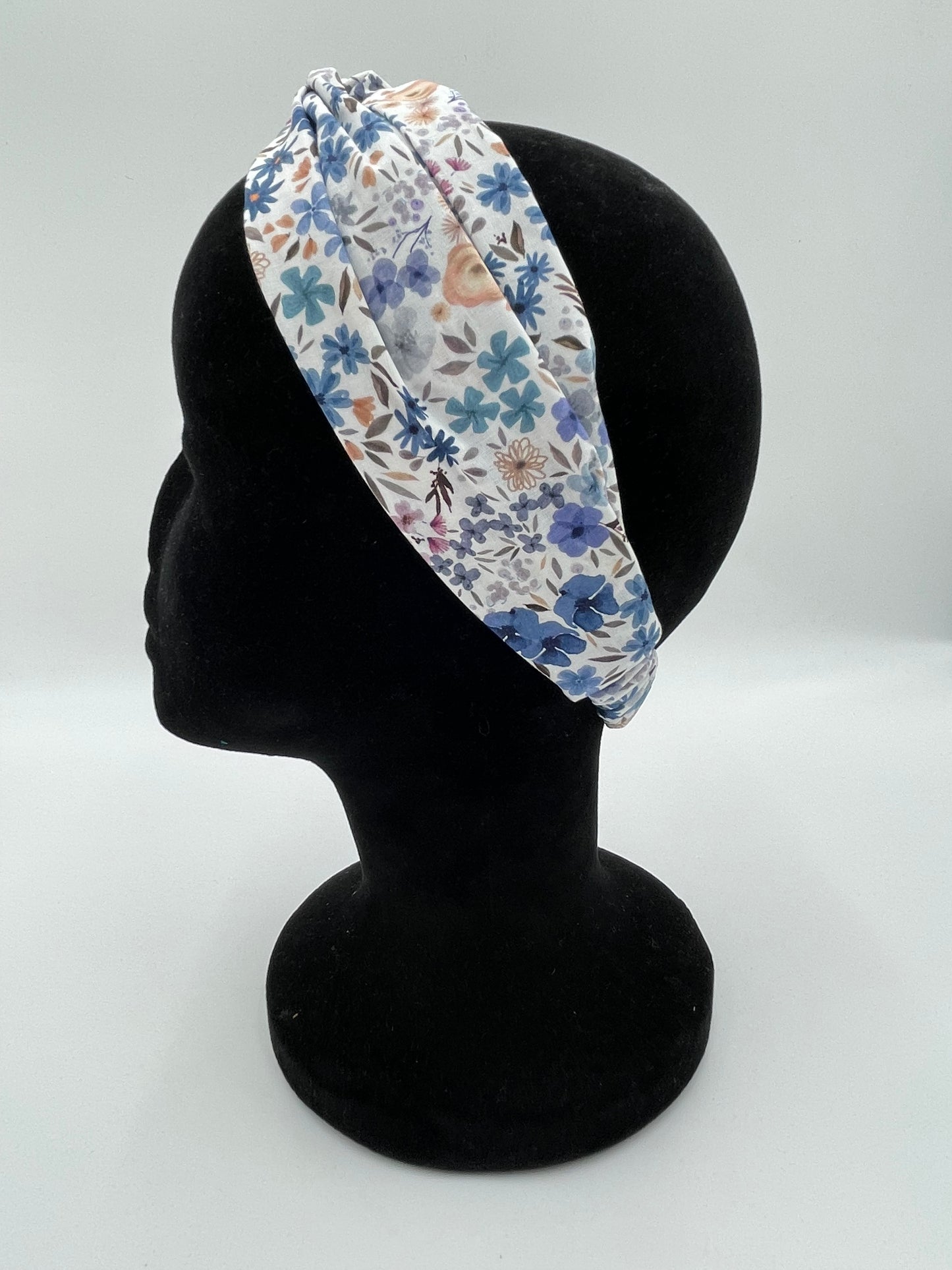Bandeau turban - Fleurs bleues sur fond blanc