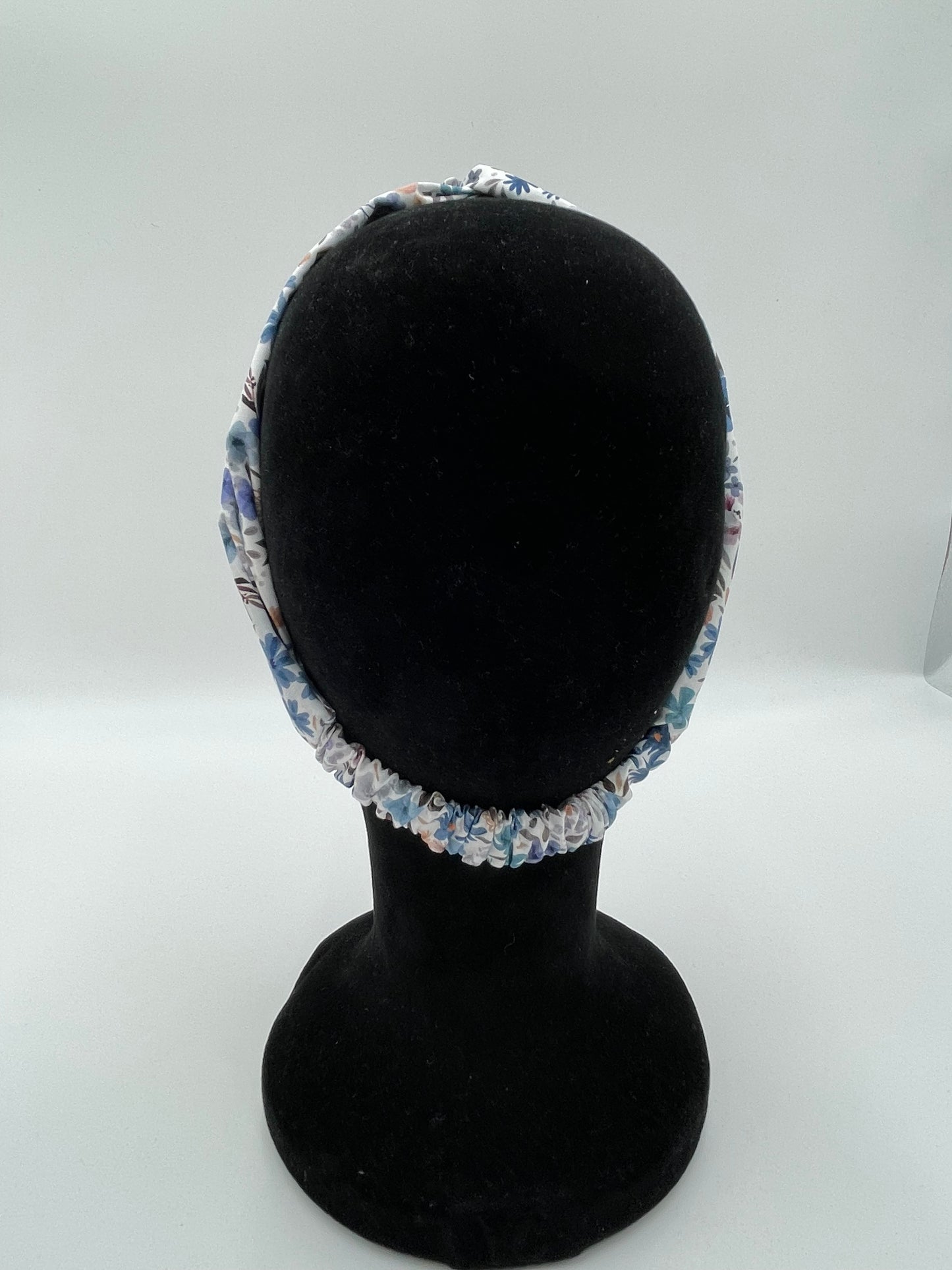 Bandeau turban - Fleurs bleues sur fond blanc