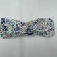 Bandeau turban - Fleurs bleues sur fond blanc