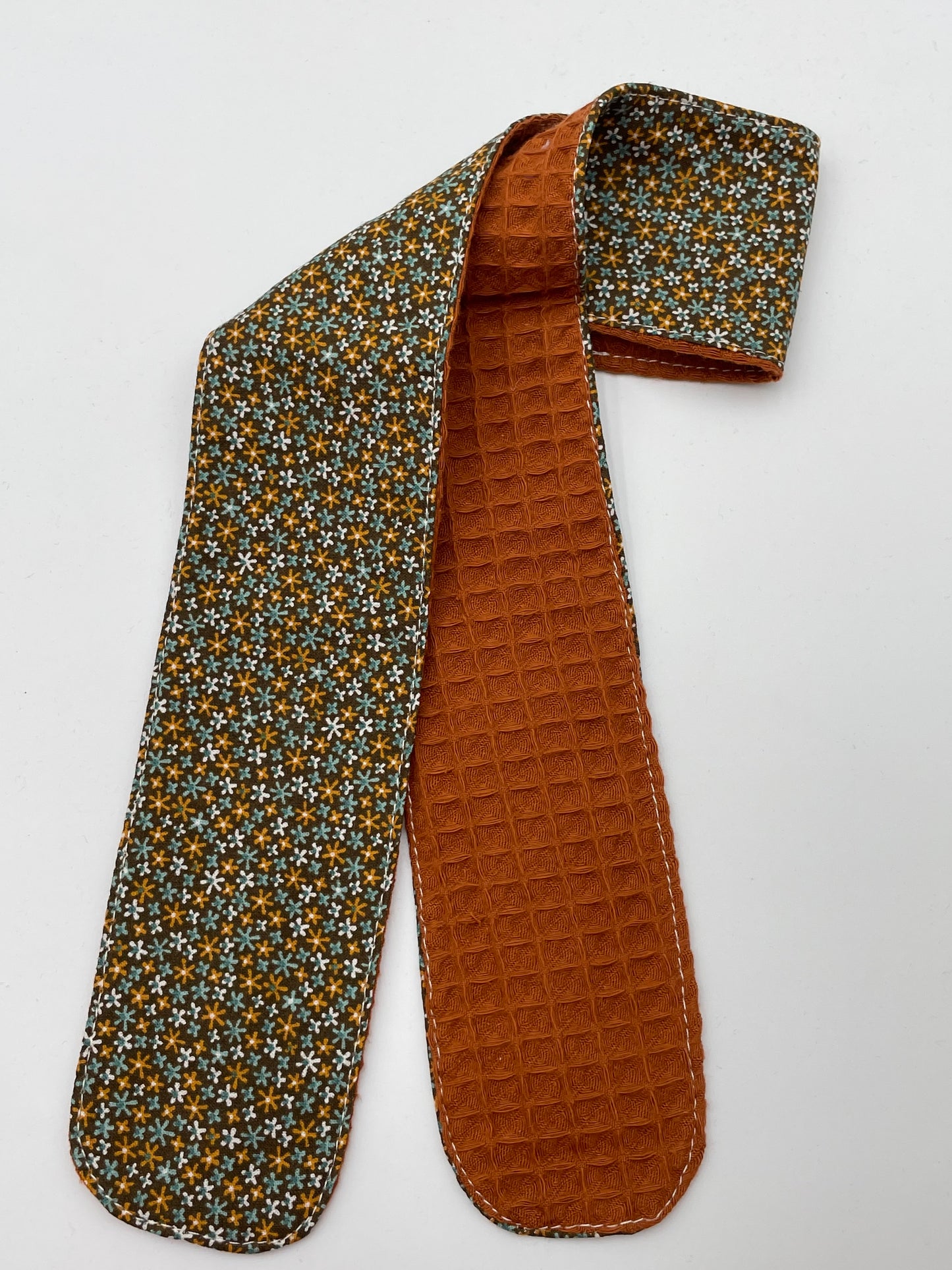 Bandeau de soin - Fleurs sur fond marron Eponge brique