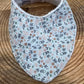 Bavoir Bandana - Fleurs Fond Gris Blanc