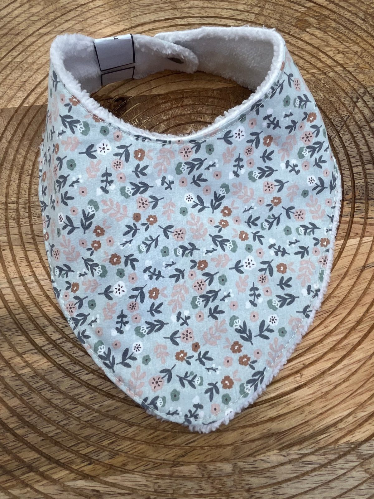 Bavoir Bandana - Fleurs Fond Gris Blanc