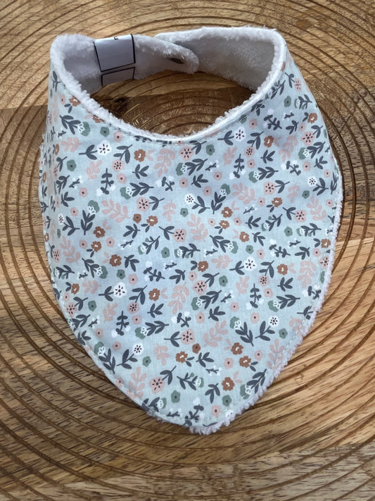 Bavoir Bandana - Fleurs Fond Gris Blanc