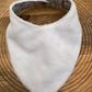 Bavoir Bandana - Fleurs Fond Gris Blanc